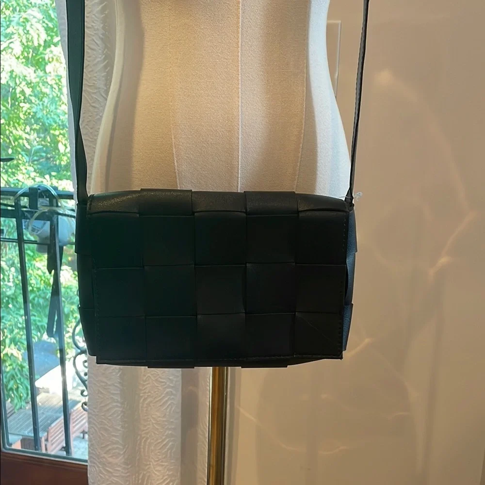 Black Woven Vegan Leather Crossbody Bag Purse - Picture 3 of 6